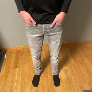 Jack and Jones jeans  - Tjo, säljer ett par gråa Jack and Jones jeans i storlek 27/30 modell slim/glenn skick 8/10 nypris runt 800-900 typ