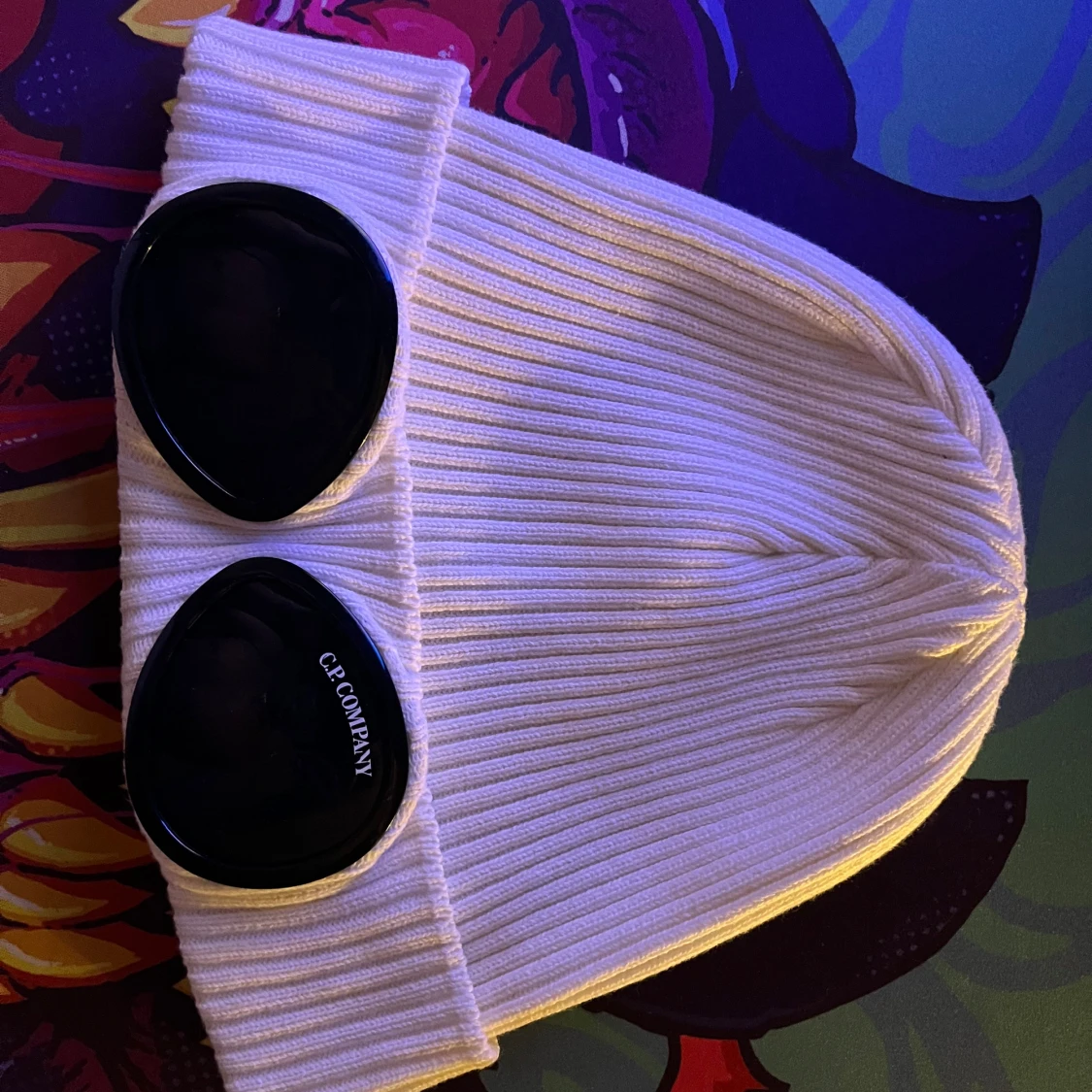 Vit ribbad mössa från C.P. Company