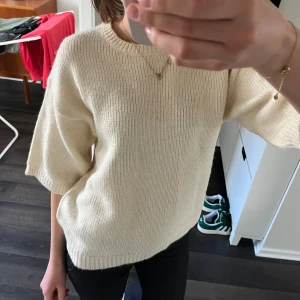 Stickad t-shirt - Använd 1 gång 