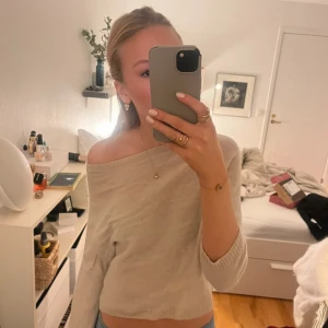 Beige kashmirtröja från Soft Grey, 100% Kashmir  - Säljer en elegant beige kashmirtröja från Soft Grey. Den är tillverkad i 100% kashmir vilket gör den supermjuk och lyxig. Perfekt för kyliga dagar!