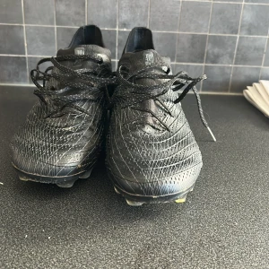Sketchers fotbollskor - Ett par sketchers fotbollsskor. Säljer dessa pga att de är för små. Bästa skorna jag någonsin haft köpte de för 3000. De ser smutsiga ut på bilden men ska gör rent de! Hör av er om ni är intresserad. Pris går att diskutera 