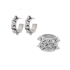 EDBLAD ÖRHÄNGEN OCH RING! - Säljer mina Edblad smycken eftersom jag bytt till guld. Går att köpa tillsammans och enskilt. Ringen är i storlek 17.50 och passar både mitt långfinger och pekfinger. Nypris för båda är totalt 800kr. Pris kan diskuteras! Skriv för frågor.💓💓Priset som står är om man köper både ringen och örhängena. Som sagt får de att köpa var för sig också!❤️