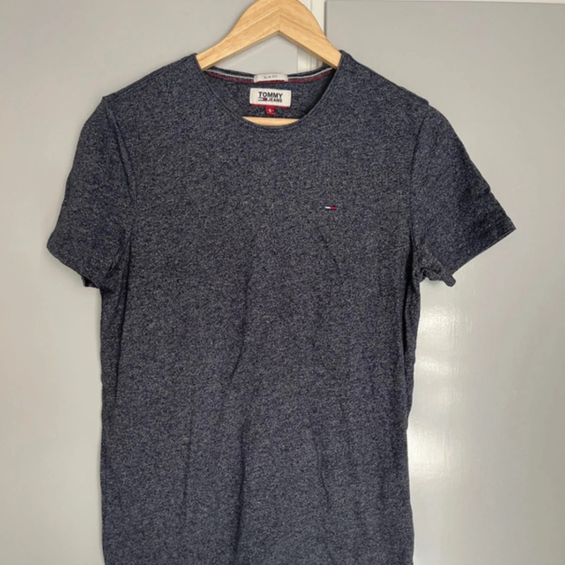 Grå t-shirt från Tommy Jeans Small