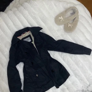 Svart jacka från Henri Lloyd - Säljer en stilren svart jacka från Henri Lloyd. Jackan har långa ärmar och knappar framtill. Perfekt för en klassisk look💓