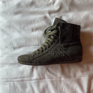 Isabel marant bobby liknande skor - Snygga olivgröna boots med snörning och dekorativa nitar på sidorna. Tillverkade i mocka med en högre skaftdesign som ger en cool look. Perfekta för att addera lite edge till din outfit. Sneakers med klack. Liknar isabelle marant bobby skorna!