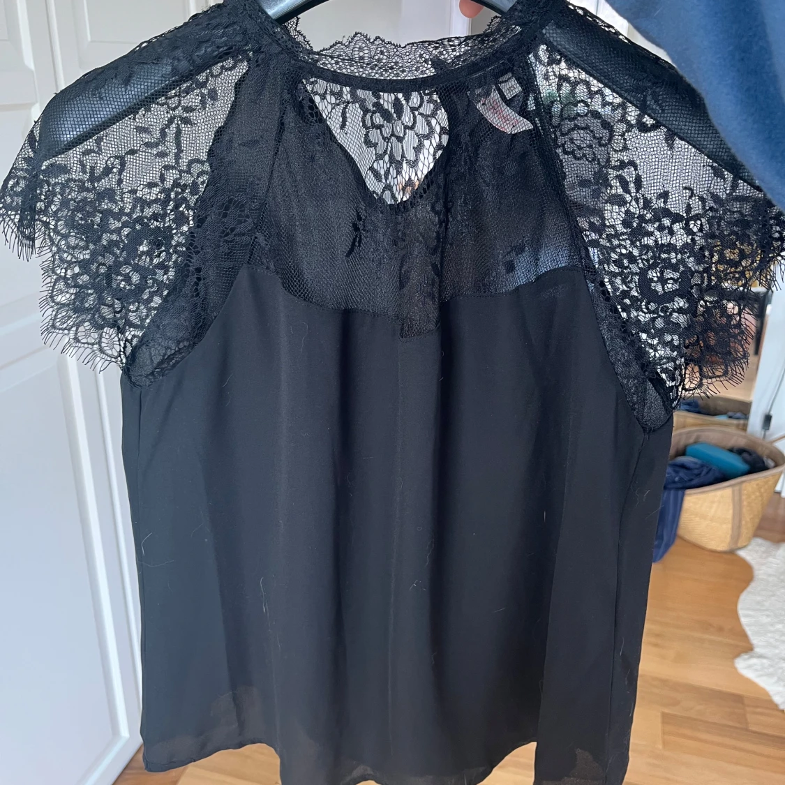 Svart blus med spets