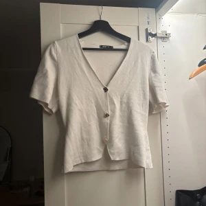 vit kortärmad topp från gina tricot - säljer fin vit topp från gina, använd fåtal gånger och i bra skick💗