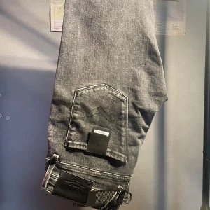 Grå jeans från Replay - Snygga grå jeans från Replay med en klassisk femficksdesign. Jeansen har en stilren look med en  diskret tvätt och är perfekta för en avslappnad stil. Storleken är 31 34 och helt nya! Jeansen är köpa för ca 1800 på about YOU! Mitt pris 749! Skriv vid minsta lilla funderingar! Kan gå ner i pris vid snabbt köp!