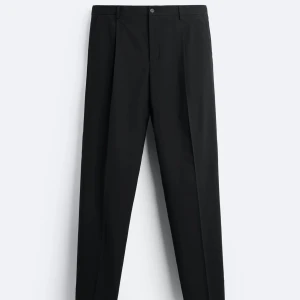 Kostymbyxor från Zara  - Säljer dessa kostymbyxor från Zara dem är i mycket bra skick och har bara använt dem en gång, hör av dig vid frågor ;)) dem är i storlek 40 sitter som storlek M