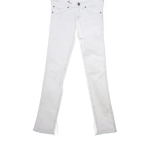 Vita jeans från Wrangler - Skitsnygga vita lågmidjade jeans från Wrangler. Säljer pågrund av att jag inte använder längre.