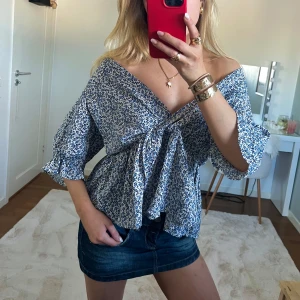 blus med volangdetaljer - Säljer en söt blommig blus med volangdetaljer och v-ringning. Blusen har trekvartsärmar och är perfekt för vår och sommar!💕från märket ”pigalle”