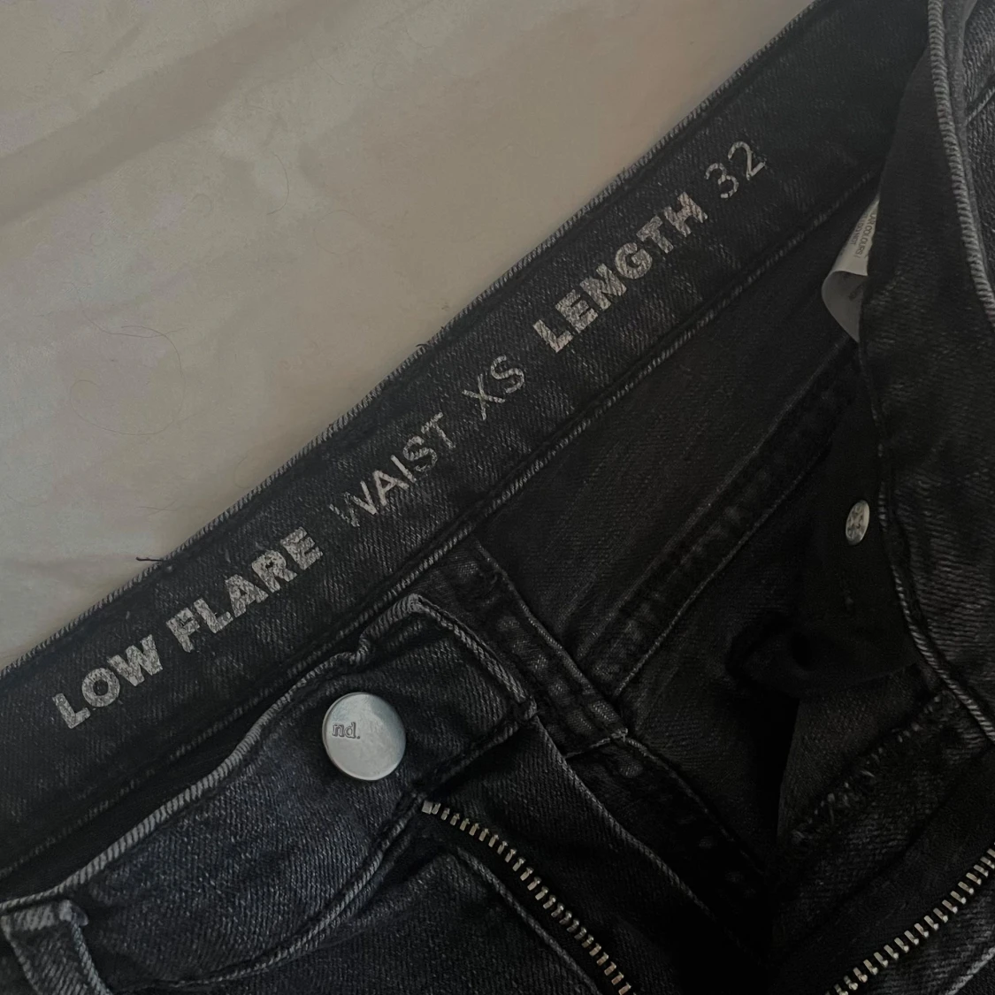 Mörkgråa lågmidjade jeans från bikbok - 3