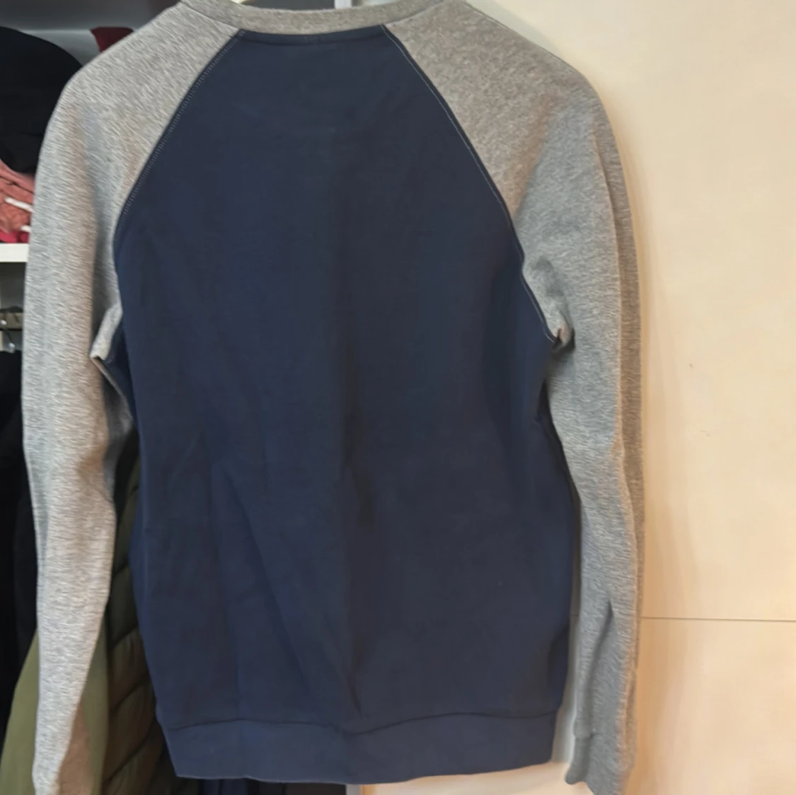 Blå och grå sweatshirt med röd tupp - 1