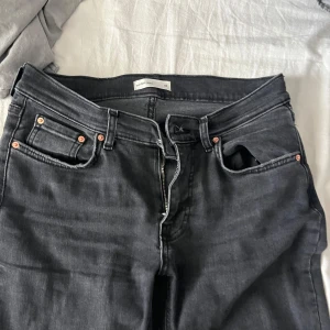 Svarta jeans  - Använda fåtal gånger, köptes på Gina i modellen low waist bootcut. 