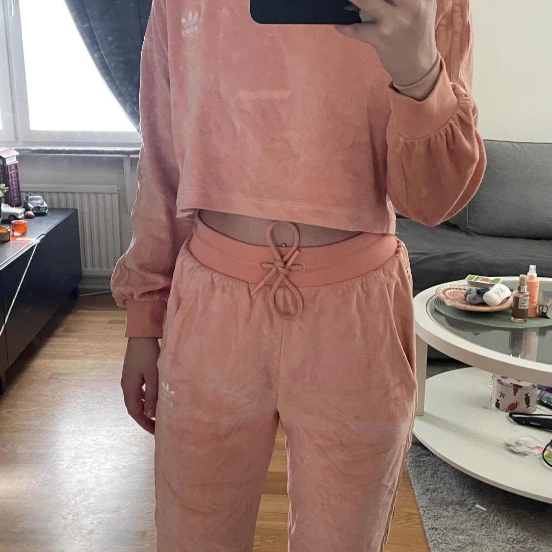 Rosa croppad tröja och byxor från Adidas