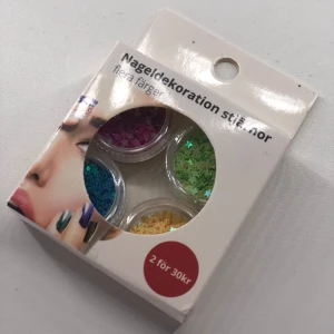 Nageldekoration, Stjärnor  - ❗️Köp inte via ”köp nu” endast Swish ❗️Nageldekorationer i form av stjärnor i olika färger. Perfekt för att ge dina naglar en unik och glittrande look. Förpackningen innehåller 4 små burkar med stjärnor i färgerna blå, gul, rosa & grön. Aldrig använda.