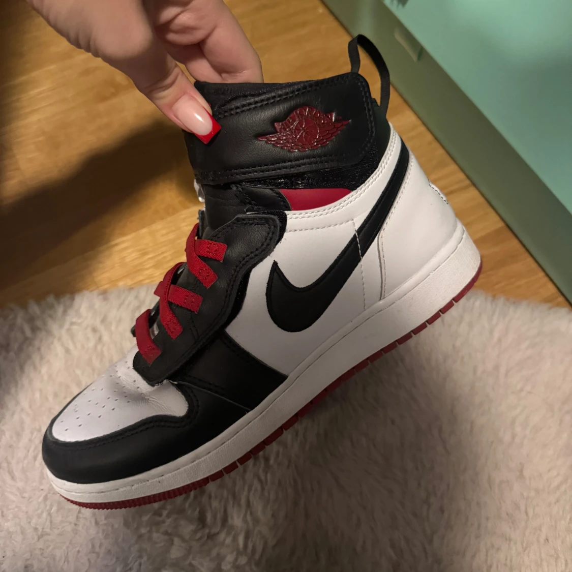 Nike Air Jordans i svart, vitt och rött - 2