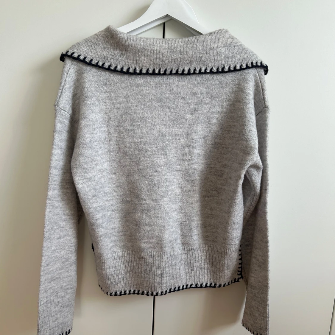 Grå stickad tröja med blå detaljer - 1