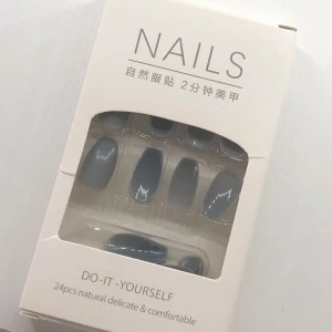 Grå lösnaglar - ❗️Köp inte via ”köp nu” endast Swish ❗️Säljer ett set med grå lösnaglar. Naglarna är naturliga, delikata och bekväma att bära. Perfekt för en snabb och enkel manikyr hemma.