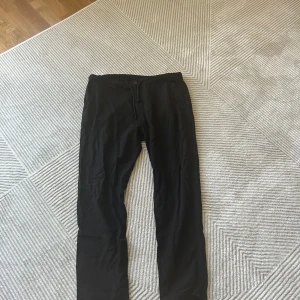 Svarta linne byxor från Zara - Svarta linne byxor från Zara. Har aldrig använts. Storlek ser ni på andra bilden
