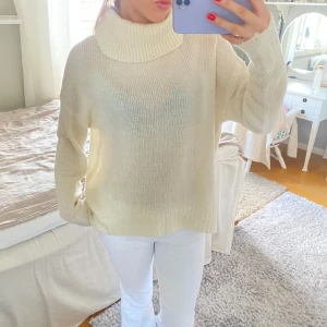 Vit stickad polotröja - Säljer en mysig vit stickad polotröja med hög krage. Har en liten fläck men den syns inte under kragen!!