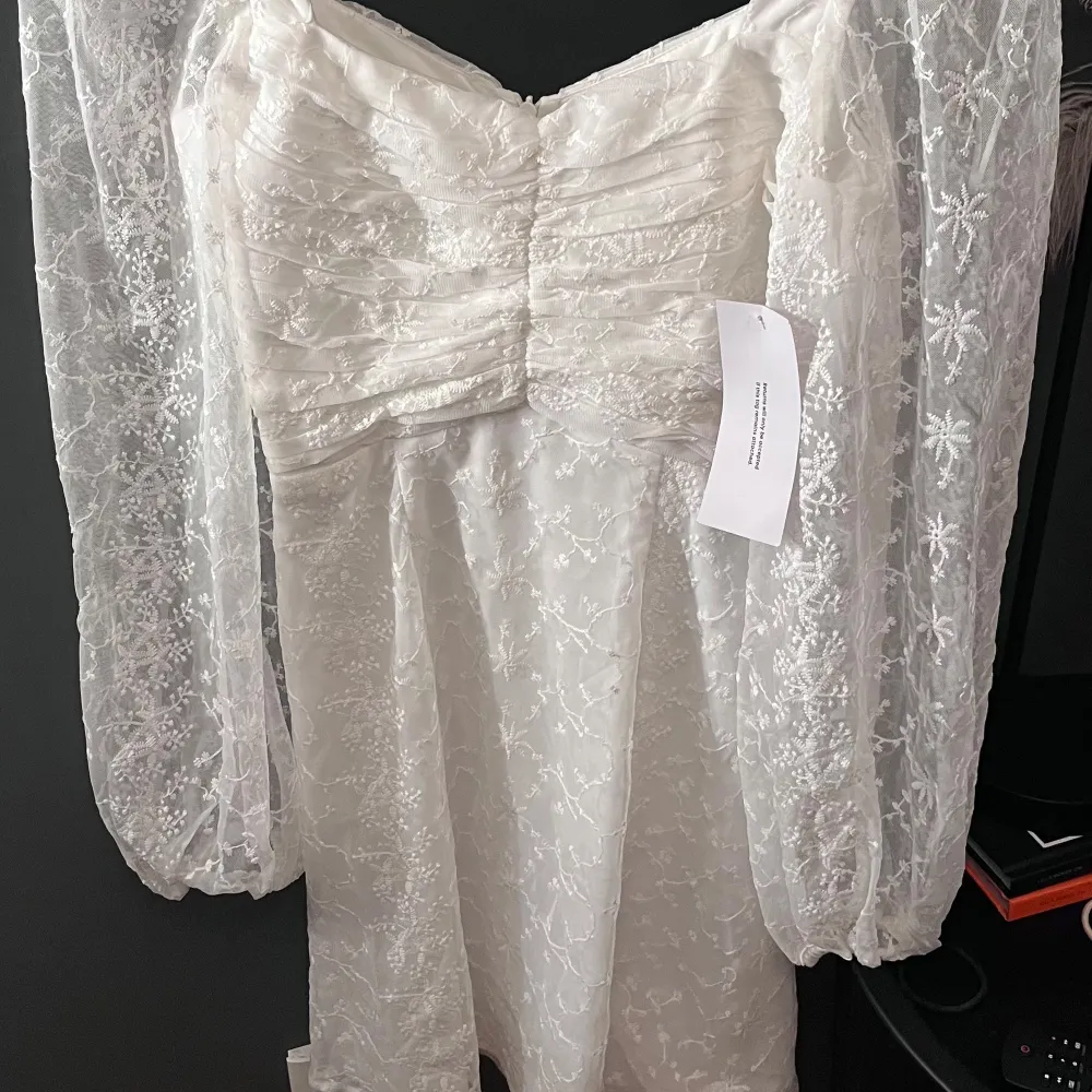 Helt ny vit klänning från Bubbleroom med spetsdetaljer och långa ärmar. Klänningen har en smickrande v-ringning och en dragkedja i ryggen. Perfekt för studenten!! Nypris 900kr. Mekot.