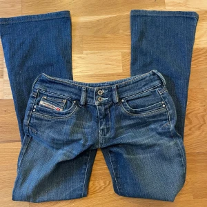 Diesel Jeans - Jätte snygga lågmidjade/bootcut jeans från Diesel! De är i bra skick och perfekta för en stilren look💕