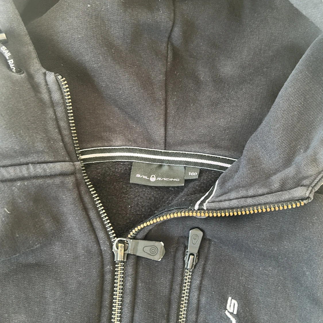 Svart huvtröja från Sail Racing - 2