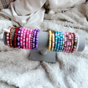 Armband - Säljer smycken💓 Finns i många olika designs, går att designa dina egna smycken i så fall är det bara att kontakta oss!🌷☀️