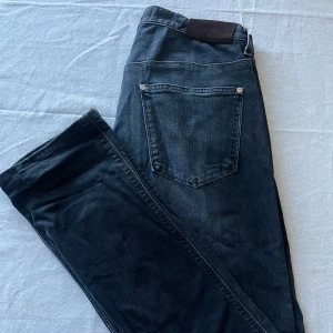 Acne jeans  - Snygga svarta jeans från Acne ”Max Man Ray” med klassisk design. Tillverkade i en bomullsblandning med en liten del elastan för extra komfort. Perfekta för en stilren look.