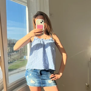 Blå- och vitrandig linnetopp💗☀️ - Säljer en söt blå- och vitrandig linnetopp med volangdetaljer vid axelbanden. Perfekt för varma sommardagar. Toppen har en luftig och bekväm passform.