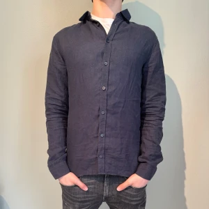 Tiger of sweden skjorta - Säljer en snygg tgs skjorta i storlek M. Den har skicket 10/10 och sälj för endast 299! Nypris är 1699kr! Vid frågor är det bara att höra av sig och modellen är 180cm och väger 70 kg