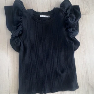 Volang topp från Zara - Snygg topp från Zara, fint skick🌟 Stl S