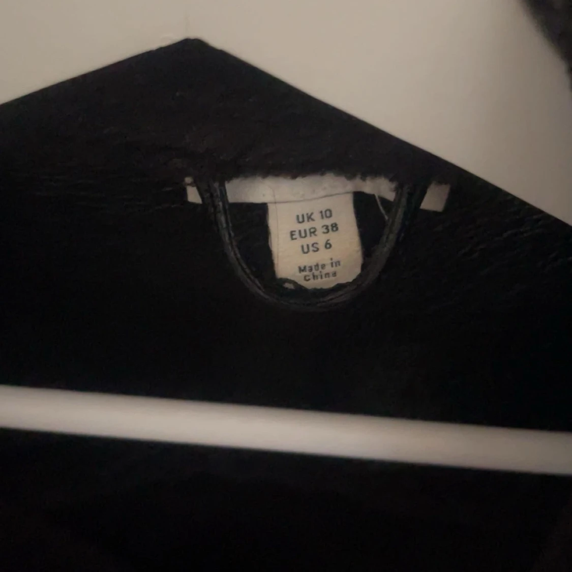 Svart jacka med pälsdetaljer - 1