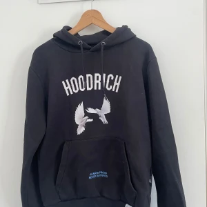 Svart hoodie från Hoodrich - Säljer en svart hoodie från Hoodrich. Köpt på JD.