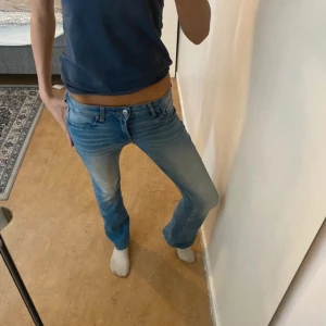 Blå jeans med bootcut - Säljer ett par snygga blå jeans med bootcut. De har en låg midja och är i nyskick. Säljer då de inte kommer till användning längre🥰
