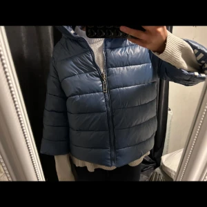 Trekvartsärmad jacka - En trekvartsärmad jacka köpt på plick, storlek M💕går att vända ut och in på och har luva och har inga defekter💕