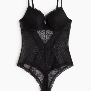 Svart spetsbody - Jättefin svart body med spetsdetaljer och justerbara axelband. Storlek 75B från HM, endast använd en gång💕