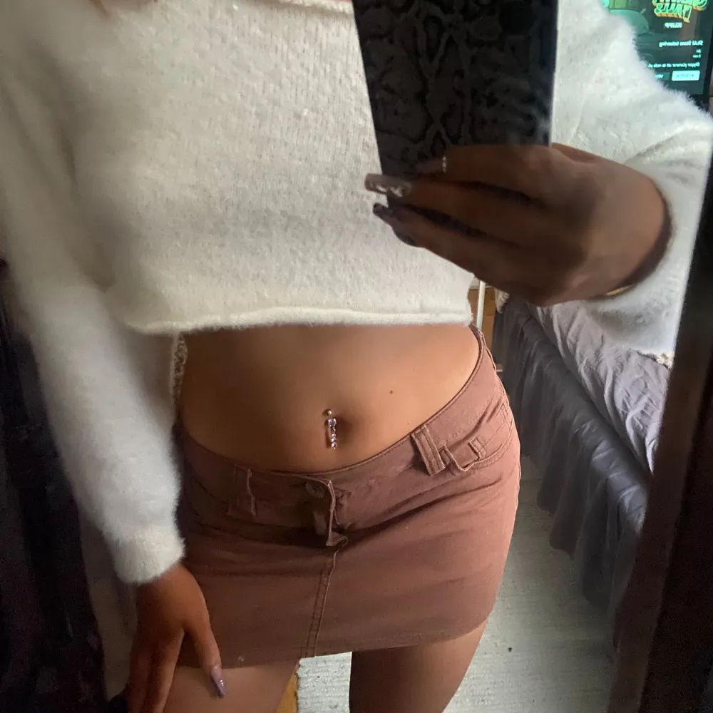 Säljer en snygg brun kortkjol från H&M Divided. Kjolen har en klassisk jeansstil med fickor både fram och bak samt en knapp och dragkedja framtill. Perfekt för en trendig look! Kan tänk mig att sänka pris❤️. Hameet.