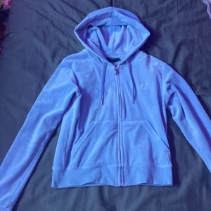 Ljusblå juicy tröja - Säljer min ljusblåa juicy tröja då jag inte använder den, storlek S.