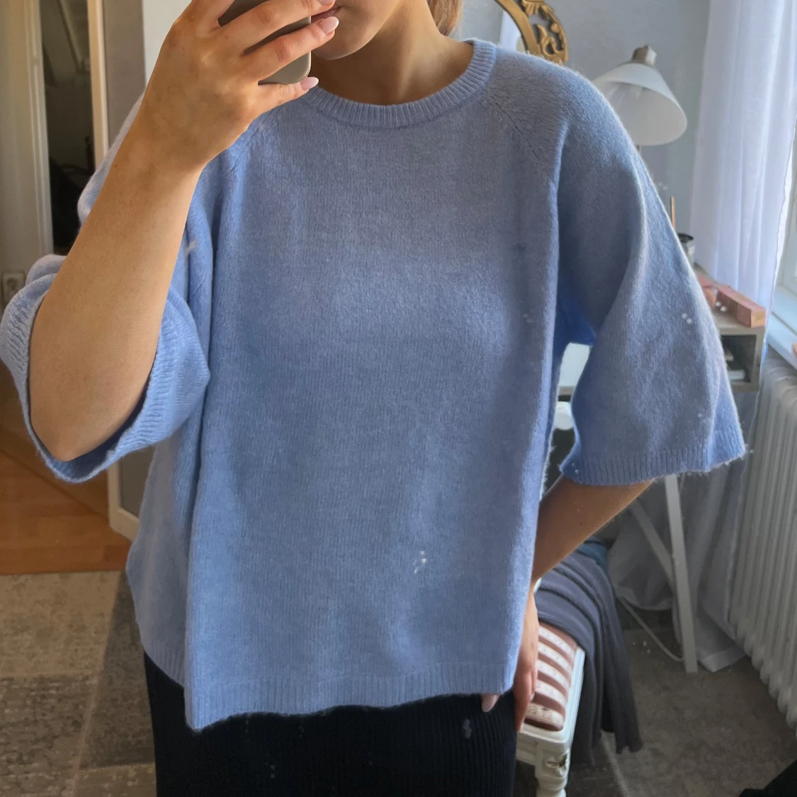 Ljusblå stickad tröja med vid ärm 