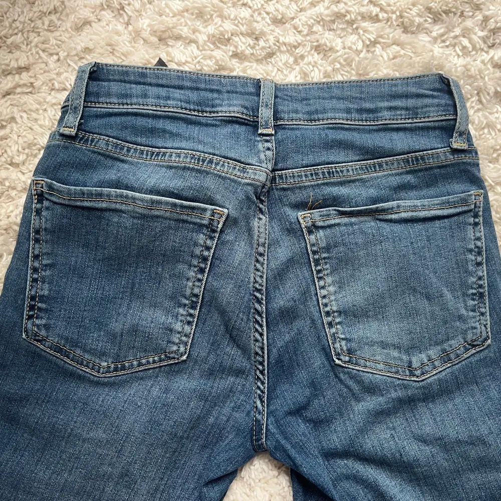 Snygga jeans från zara! De är i mycket bra skick o aldrig använda! De är bootcut och midwaist . Farkut & Housut.