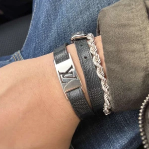 Louis Vuitton armband - Säljer armband i fint skick, kan postas eller mötas i Stockholm.