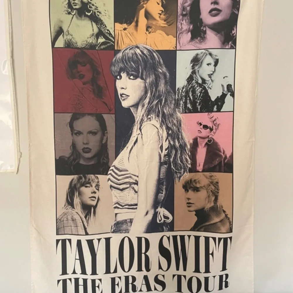 Affisch med collage av Taylor Swift från olika eror. Flera bilder i olika färger som rosa, blå och gul. Texten 'Taylor Swift The Eras Tour' längst ner. Officiellt Taylor Swift Eras tour merch. Muu.