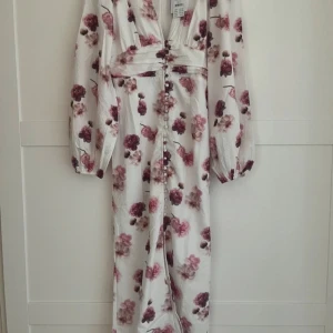 Ginatricot klänning  - Säljer nu denna klänningen som är OTROLIGT eftertraktad och slutsåld överallt. Storleken är 34