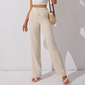 Beige linnebyxor från Shein - Snygga beige linnebyxor från Shein med hög midja och avslappnad passform. Byxorna har en elastisk midja med snörning för extra komfort. TALL kollektion men passar nog bäst på någon som är under 170cm.