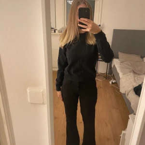 Svart sweatshirt  - Svart sweatshirt från na-kd som inte kommer till användning längre🩷säljer även likadan i vit