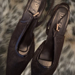 Svarta pumps från Donna Girl - Eleganta svarta pumps från Donna Girl med spetsig tå och klack. Skorna har en stilren design med en liten rem över foten. Perfekta för en kväll ute eller en speciell tillställning. Meddela bara om du är intresserad!!😋😋