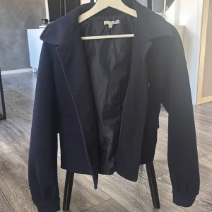 Marinblå kavaj  -  mörkblå kavaj från Design by si. Storleken är xs/s och passar mig perfekt som bär S. Jackan har inga defekter men är lite kopprig på enstaka ställen som går att noppra bort