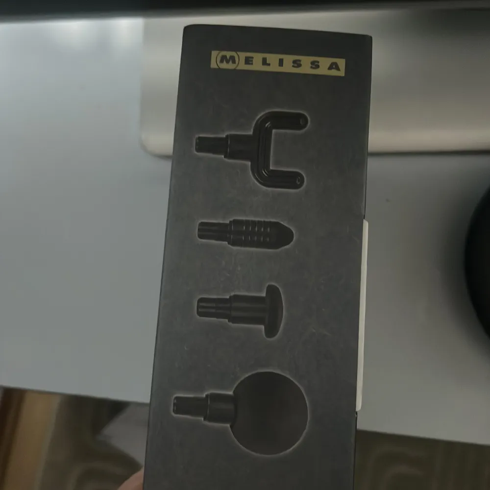 Säljer en laddningsbar massagepistol från Melissa med 6 intensitetsnivåer och 4 olika massagehuvuden. Perfekt för att lindra muskelspänningar och ge avslappning. Inkluderar USB-laddningskabel. Oöppnad . Asusteet.